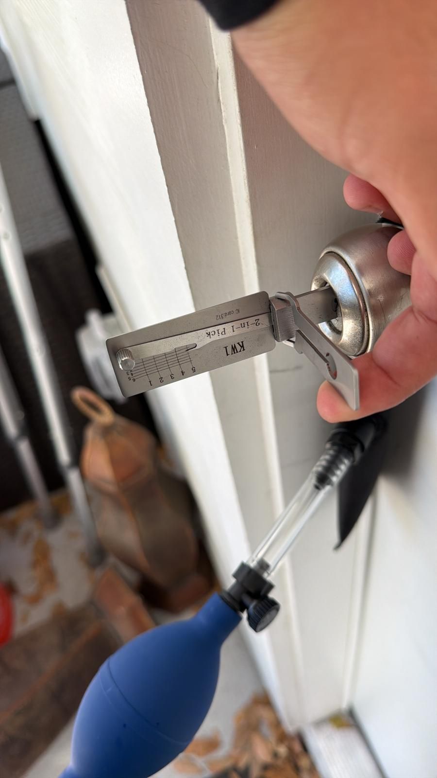 Door key cylinder with a service tool during assessment