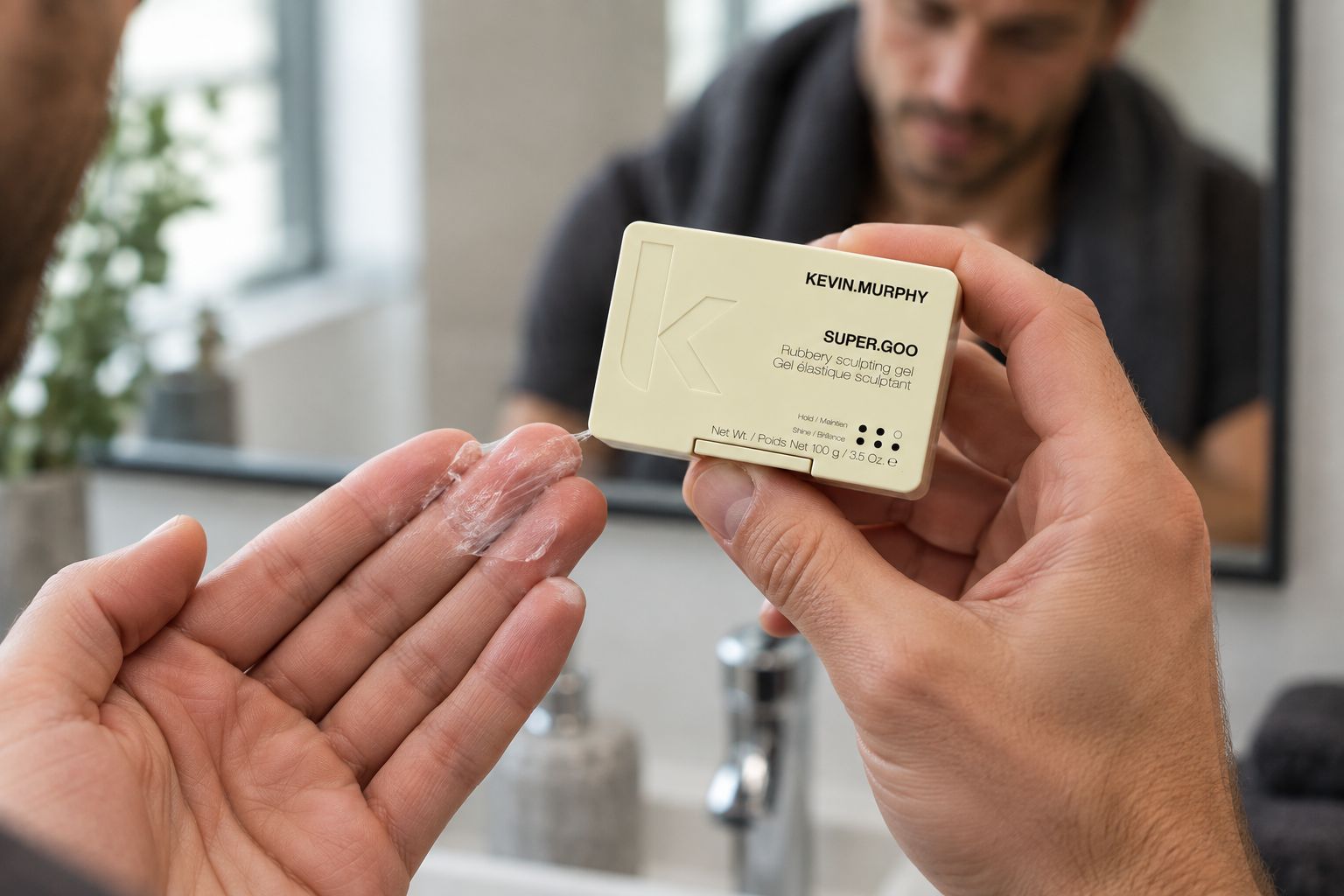 Kevin Murphy Super Goo wird für kurzes Männerhaar in die Hand genommen