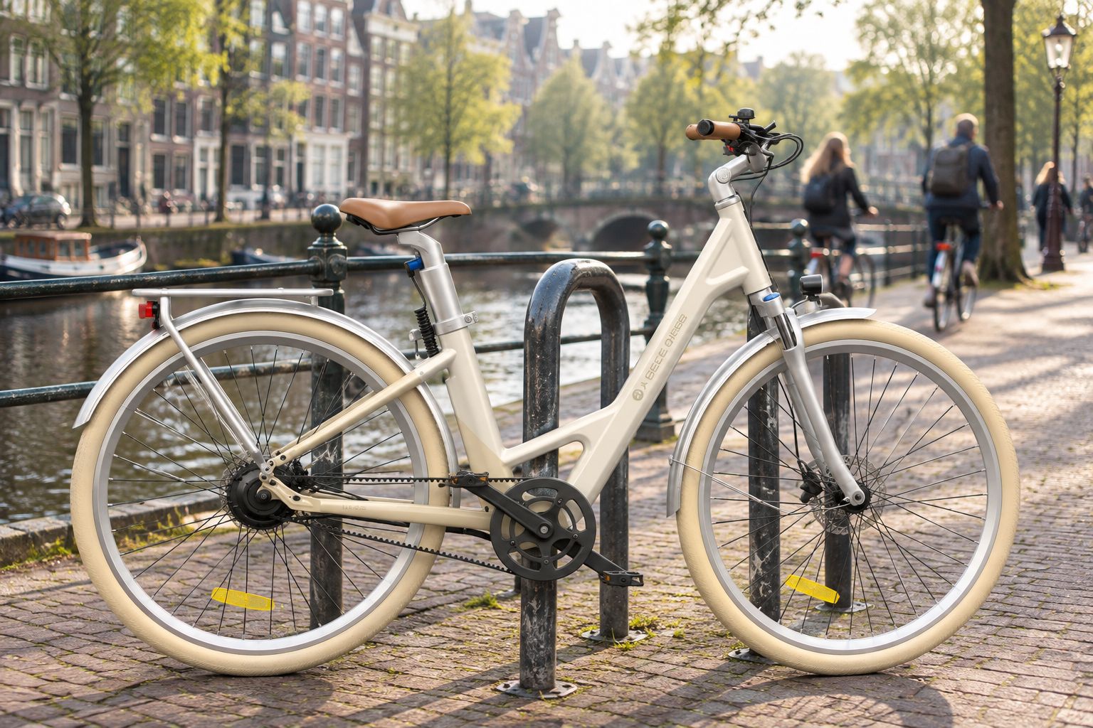 ADO Air 28 Ultra stadsfiets geparkeerd bij een fietsenrek in de stad