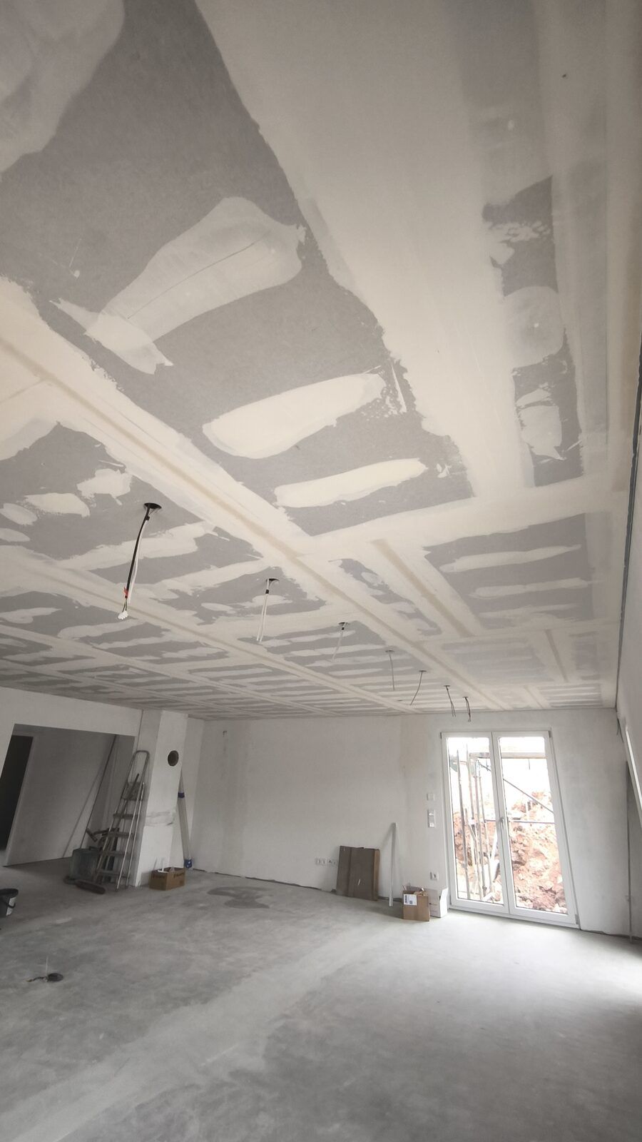 Gespachtelte Trockenbaudecke und Wandflächen im Innenausbau vor der Endbeschichtung